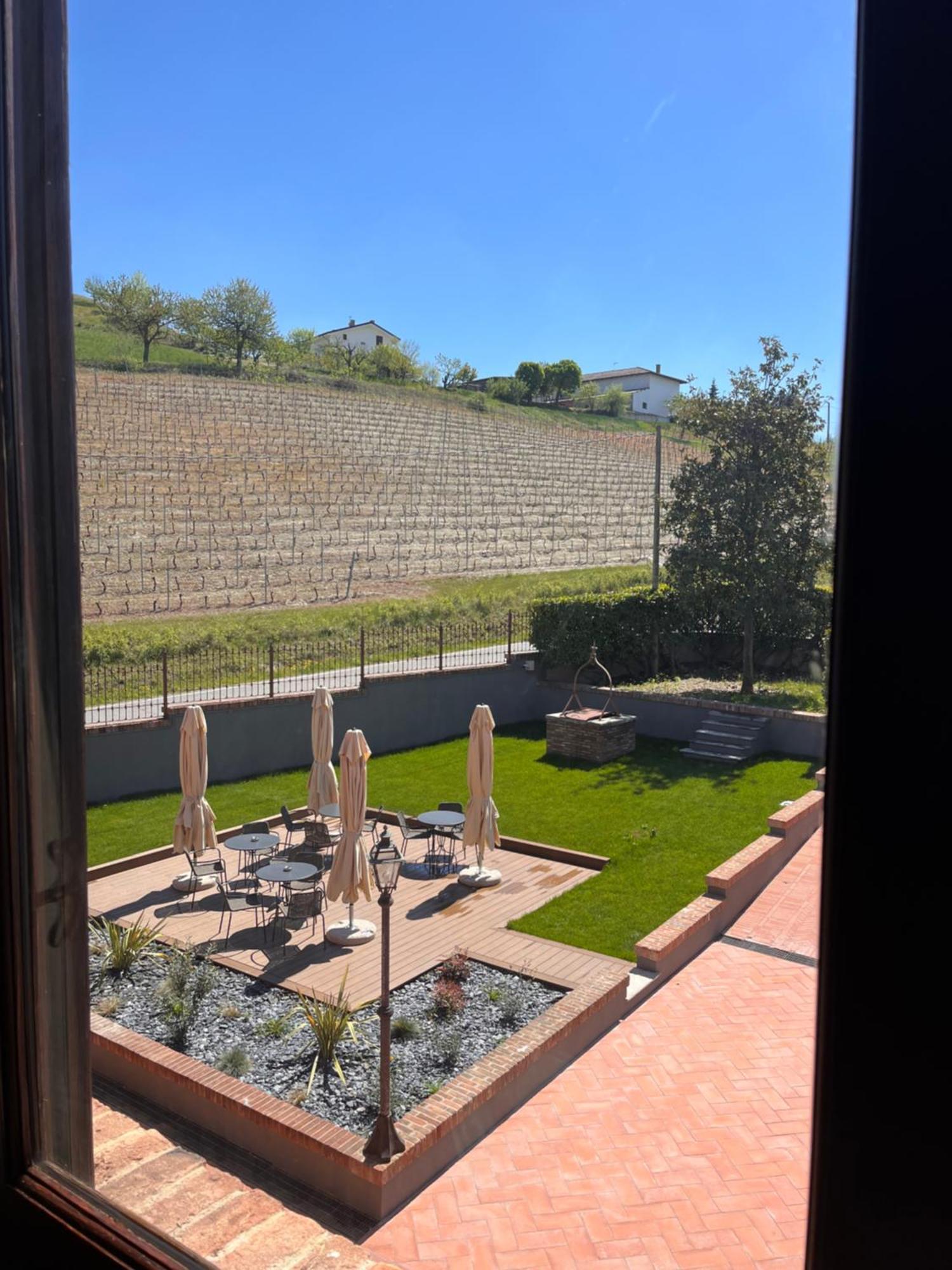 לינה וארוחת בוקר Montegrosso dʼAsti Cascina La Badia מראה חיצוני תמונה